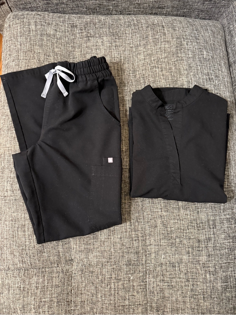 FIGS Scrub Set Rafaela Top/High-Waisted Yola Scrub Pant